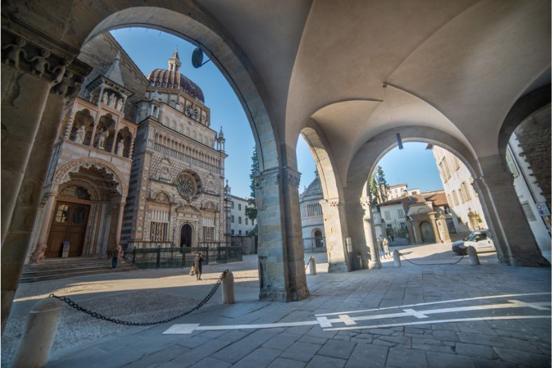 Piazza Vecchia Portici di Fronte Cappella Colleoni