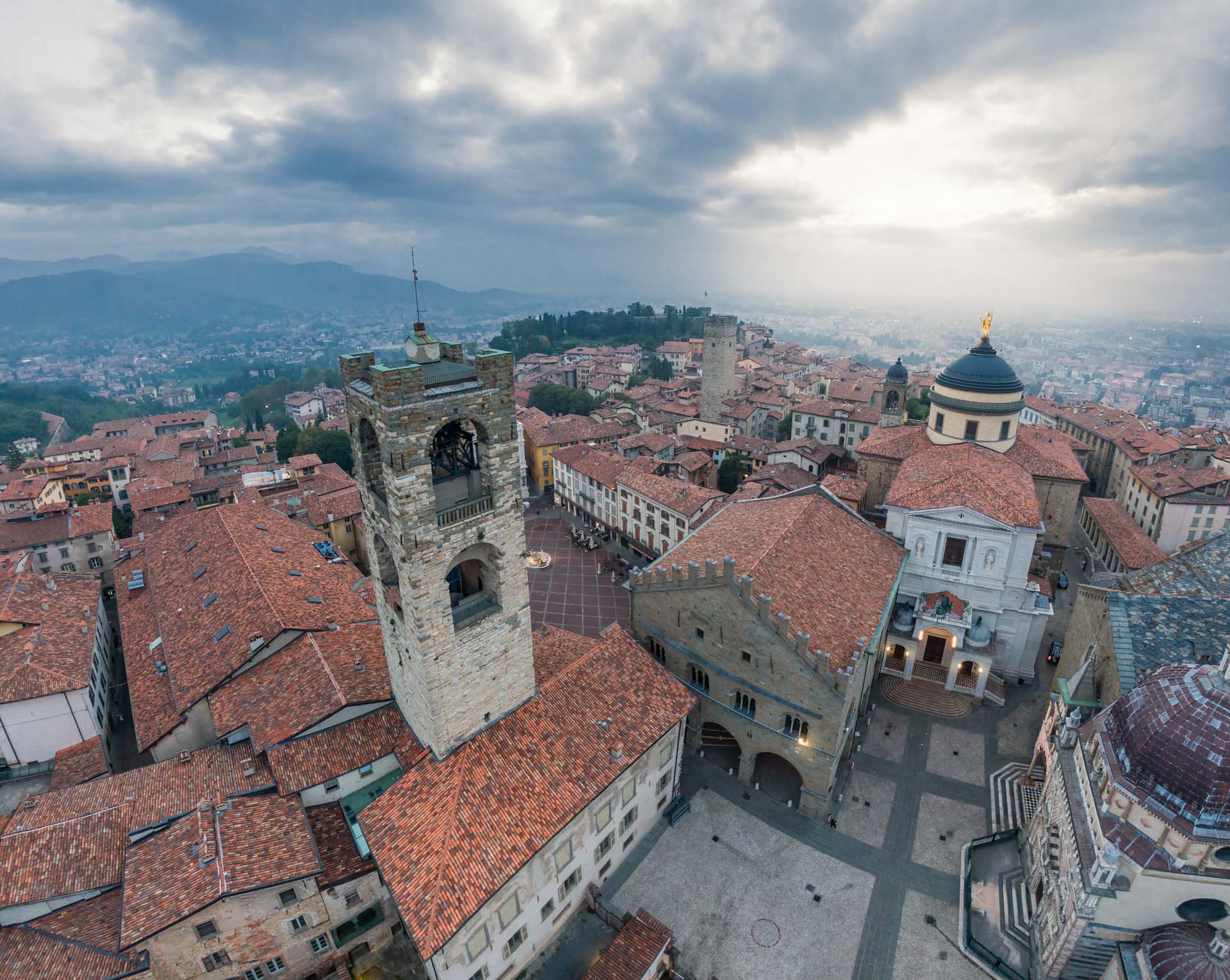 cosa vedere a Bergamo - Campanone visto da drone