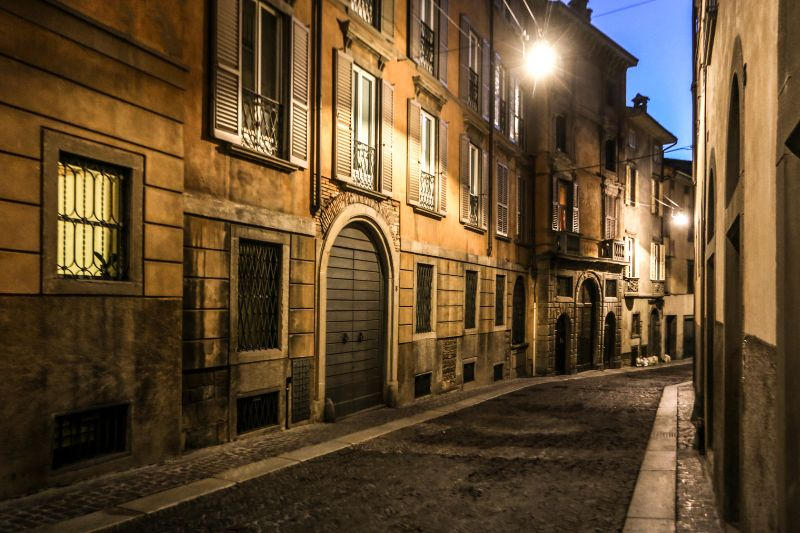 Via San Giacomo a Bergamo Alta di Sera Via San Giacomo a Bergamo Alta di Sera
