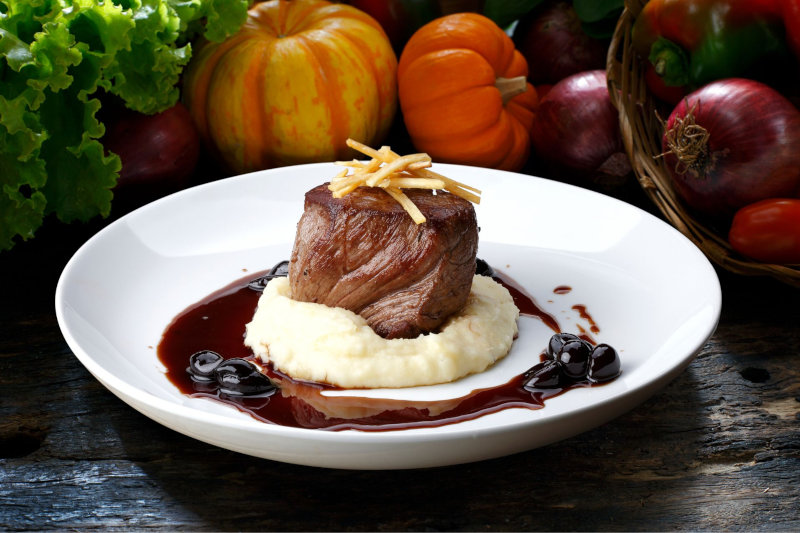 Filetto Di Manzo Su Letto Di Purè Di Patate Cremoso