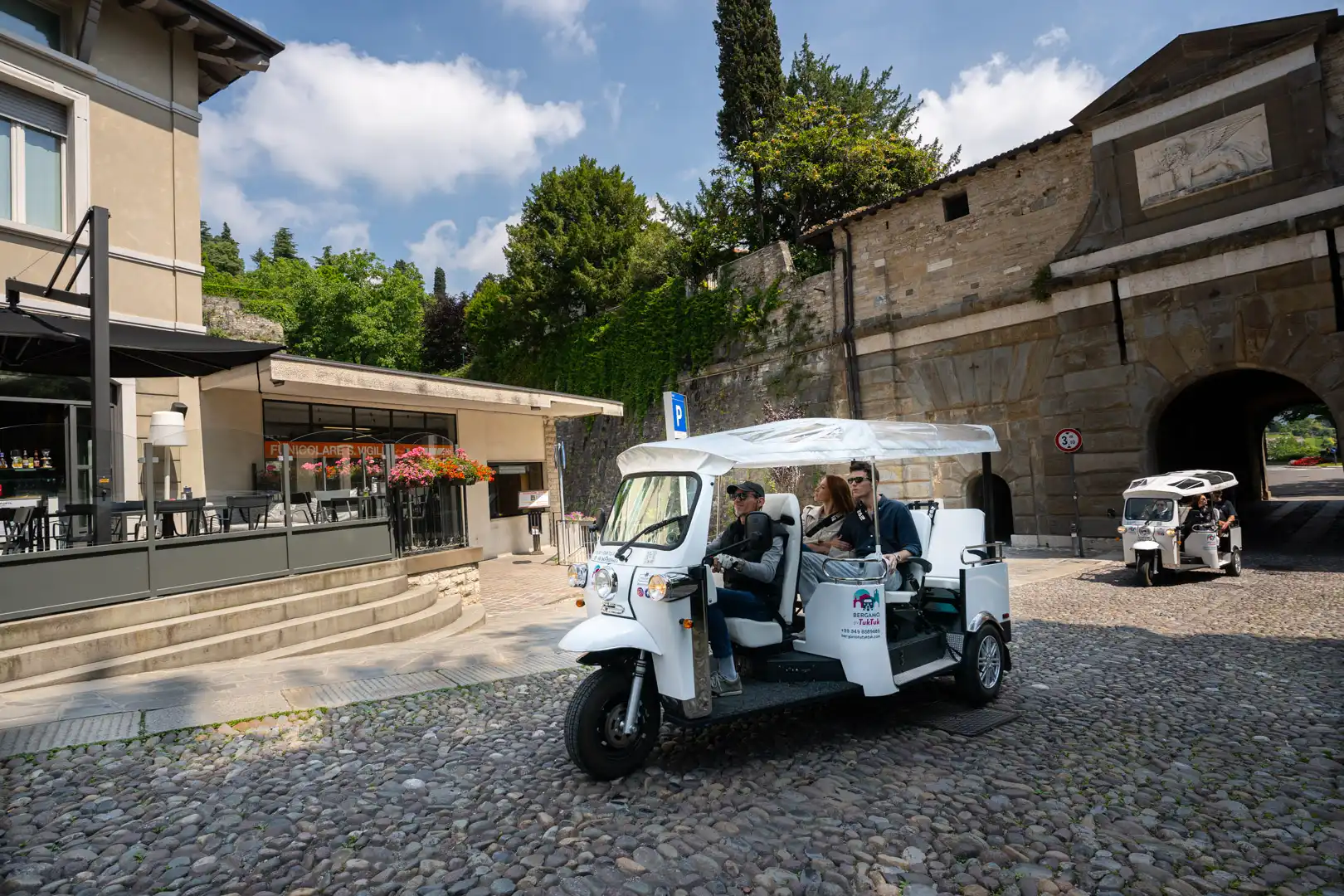 Mirco in Tuk Tuk attraversa Porta Sant Alessandro a Bergamo Alta