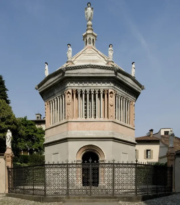 Battistero di Bergamo in Piazza Duomo, parte del percorso del Museo Bernareggi in CittΓ Alta Battistero di Bergamo in Piazza Duomo, parte del percorso del Museo Bernareggi in CittΓ Alta