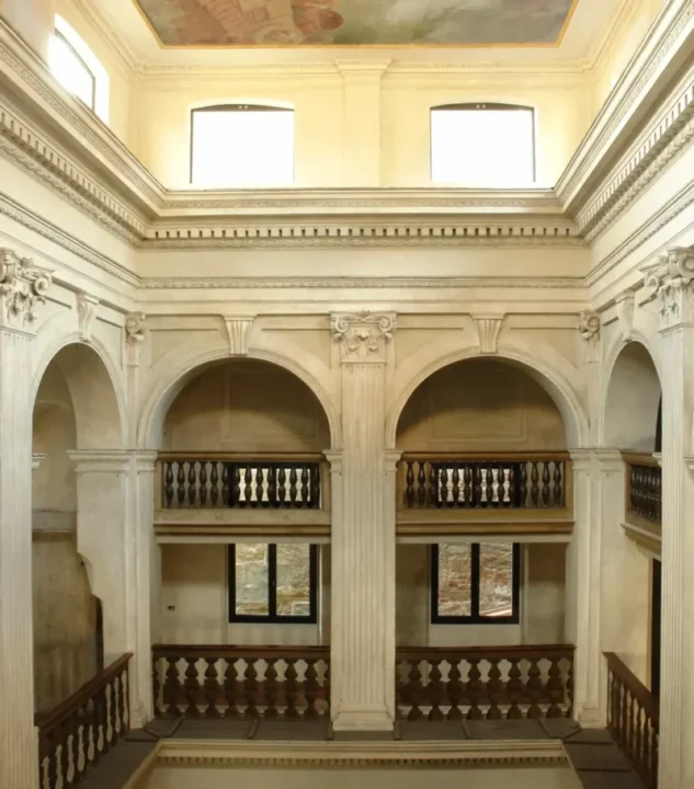 Cortile interno di Palazzo Bassi Rathgeb, storica sede del Museo Bernareggi a Bergamo Cortile interno di Palazzo Bassi Rathgeb, storica sede del Museo Bernareggi a Bergamo