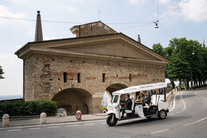 Tour in Tuk Tuk davanti a porta San Giacomo Tour in Tuk Tuk davanti a porta San Giacomo