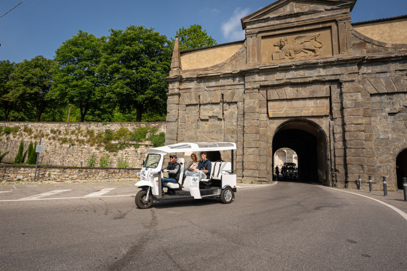 Tour in Tuk Tuk davanti a porta Sant'Agostino Tour in Tuk Tuk davanti a porta Sant'Agostino