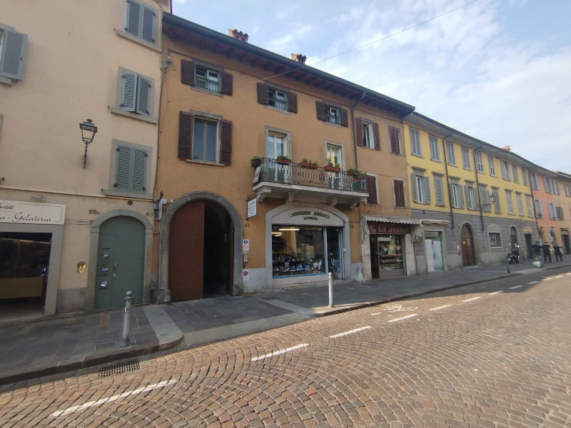 Edifici storici e attività commerciali lungo via Borgo Santa Caterina a Bergamo