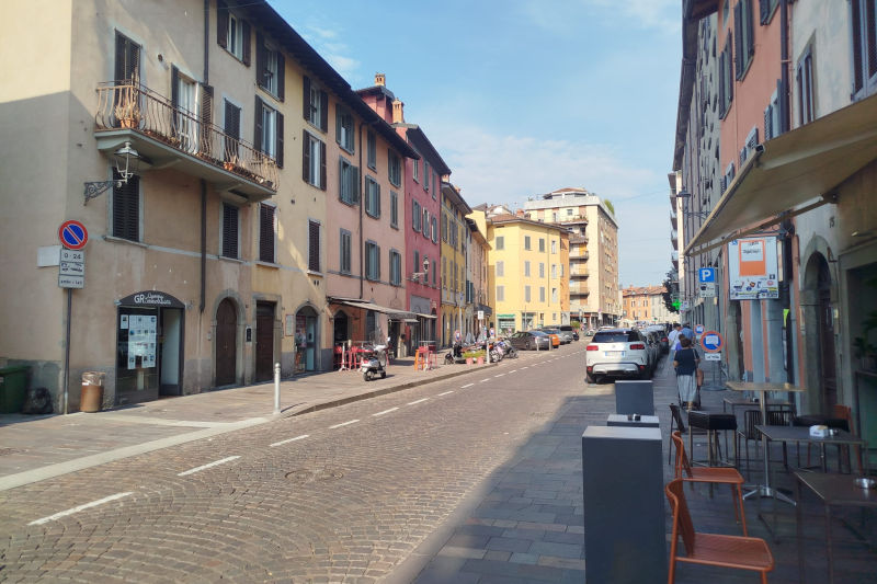 Scorcio di via Borgo Santa Caterina a Bergamo con negozi, locali ed edifici storici