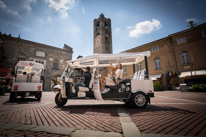 Tuk Tuk In Piazza Vecchia Tuk Tuk In Piazza Vecchia