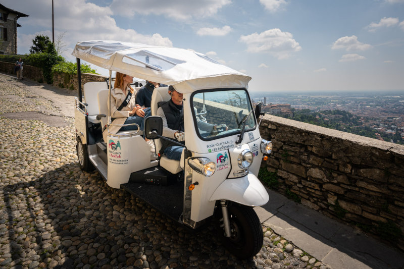 Tuk Tuk In Movimento Verso La Valle Di Astino a Bergamo