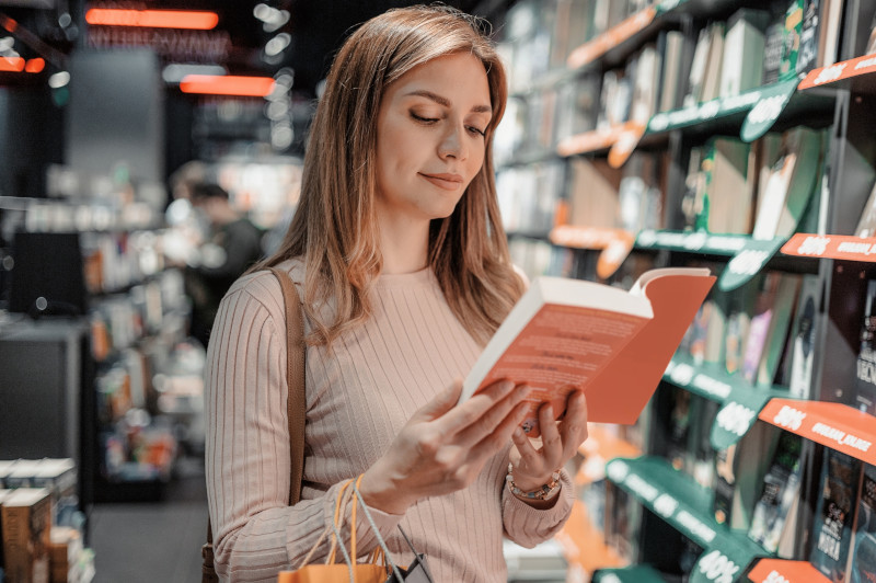 Ragazza Sceglie Libro In Libreria Bergamo
